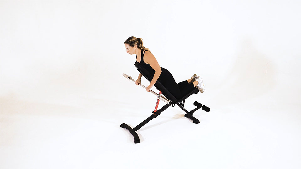 Remo Inclinado con Barra en Banco Inclinado