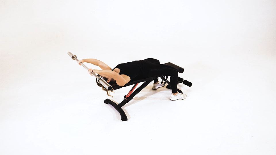 Pullover con Barra (Brazos Ligeramente Flexionados)