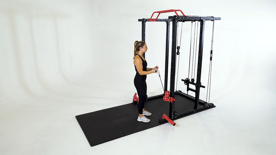 Curl de Bíceps con Estribo (Máquina de Cable)