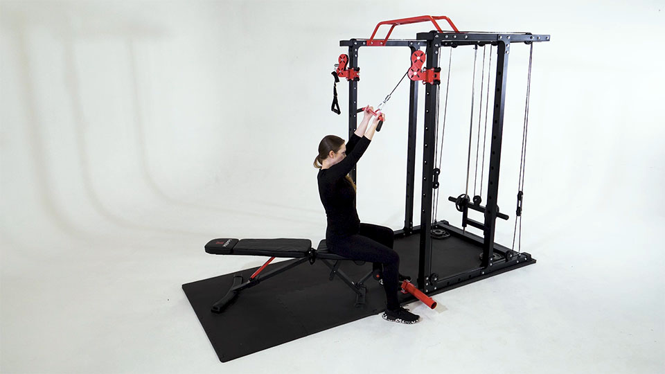 Curl de Bíceps en Polea Alta