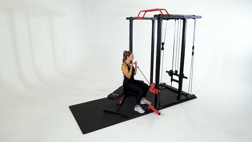 Curl de bíceps sentado en polea