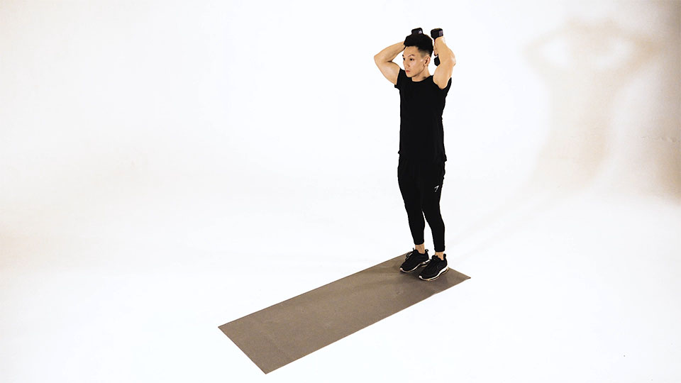 Zancada con extensión de tríceps con mancuerna