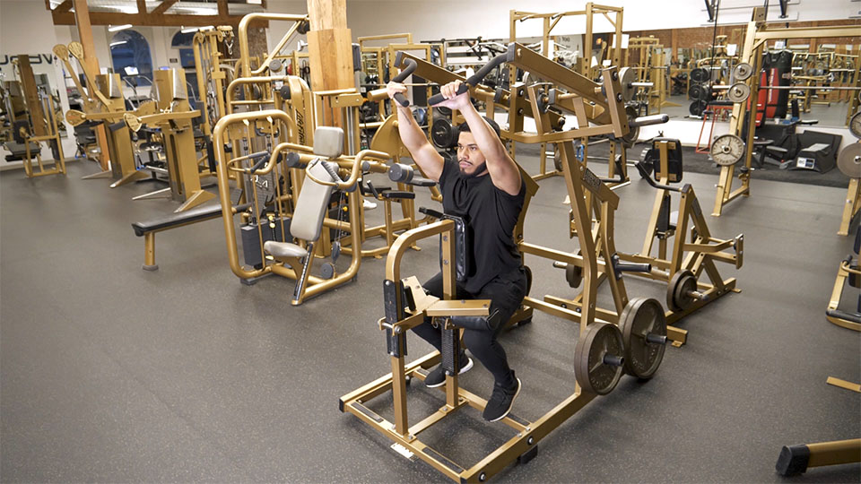 Jalón al pecho en máquina