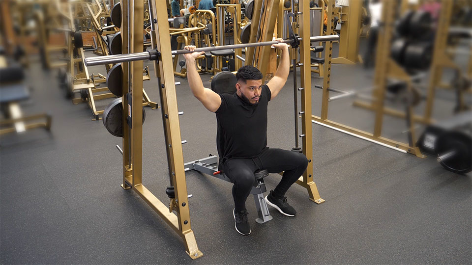 Press de hombros por detrás de la cabeza en máquina Smith