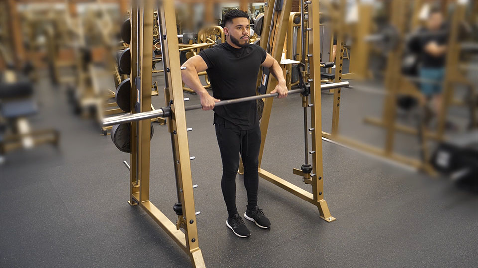 Remo al mentón en máquina Smith