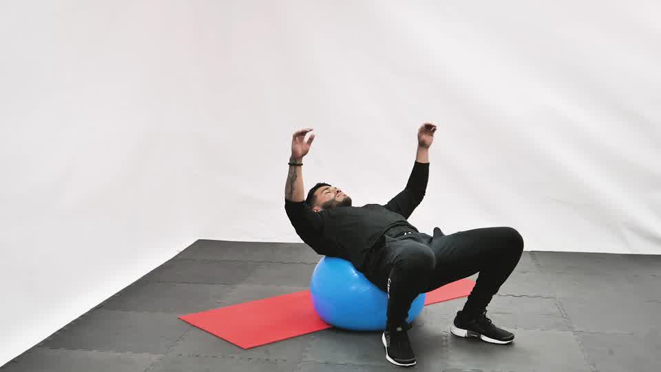 Estiramiento de espalda con balón de estabilidad
